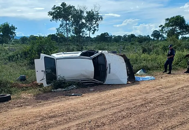 Capotagem deixa uma pessoa morta e outra ferida na MS-382