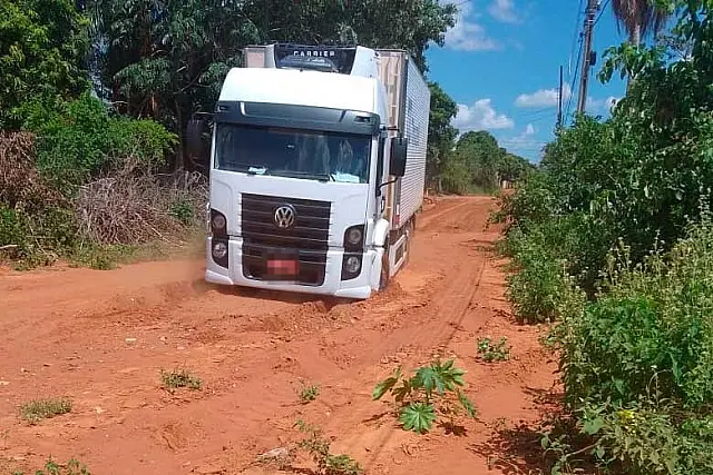 Caminhão atola em rua de Anastácio conhecida por causar transtornos aos moradores