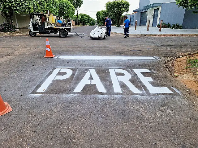 Demutran realiza manutenção e pintura de sinalização em Aquidauana