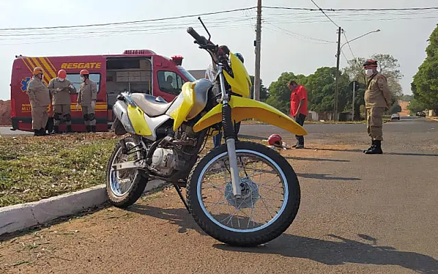 Veículo de autoescola e moto colidem e deixam feridos