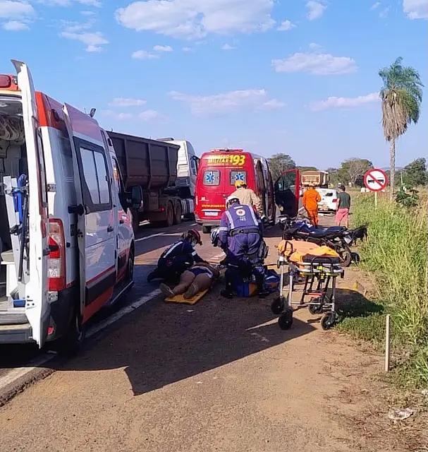 Colisão traseira na BR-262 deixa motociclista e passageira feridos