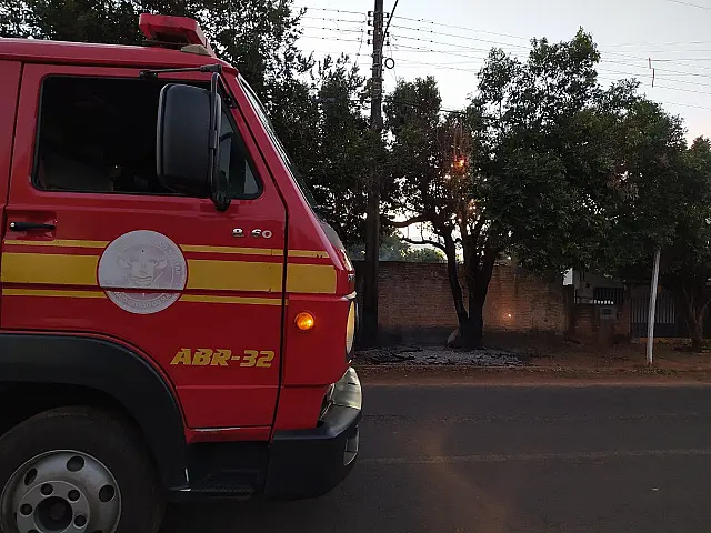 Fogo em galhos atinge casa e rede elétrica em Aquidauana