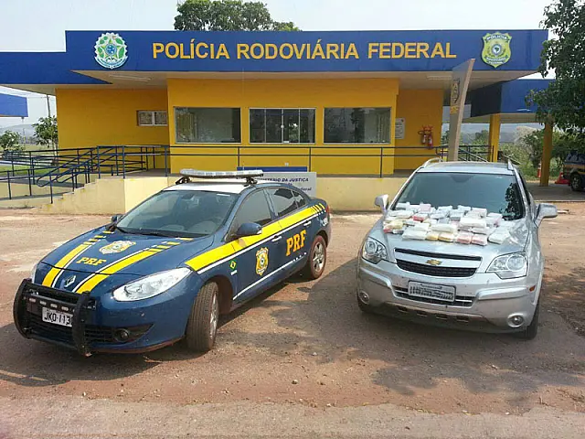 PRF apreende veículo com 51,9 quilos de cocaína na BR-262