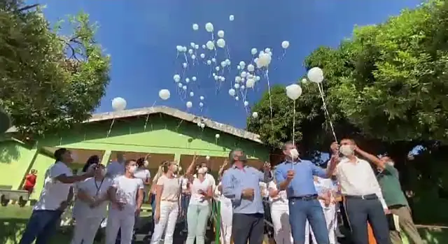 Funcionários de hospital fazem homenagem para médico que morreu de Covid-19