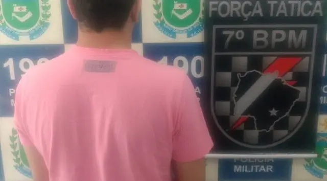 Ao chegar denúncia de perturbação de sossego, PM prende foragido