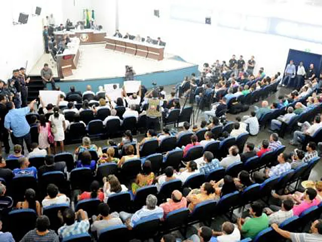 Após quase sete horas de sessão, três vereadores são cassados e um renuncia ao cargo em Naviraí