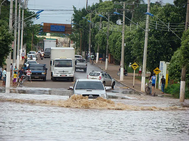 Águas do Rio Aquidauana invadem ruas e dificultam trânsito entre cidades vizinhas