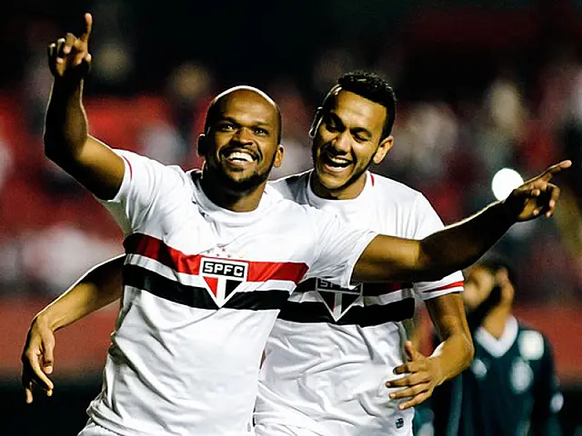 Michel Bastos brilha, São Paulo bate Goiás e vê Cruzeiro mais próximo