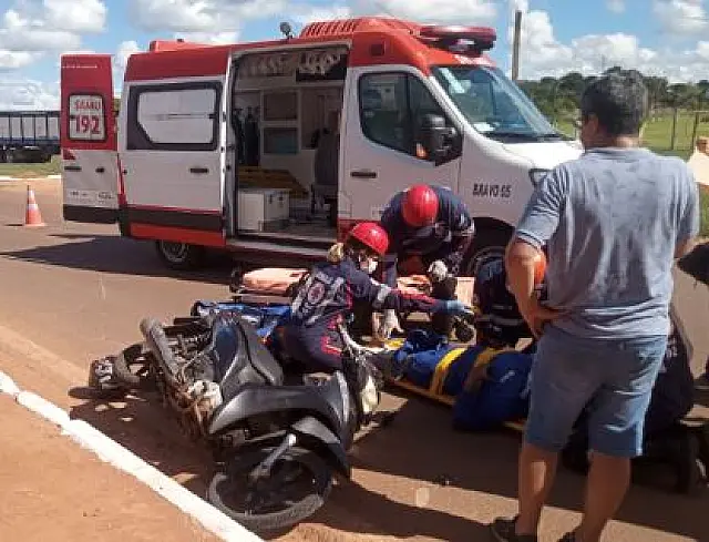 Carro e moto colidem no trevo em Anastácio (MS)