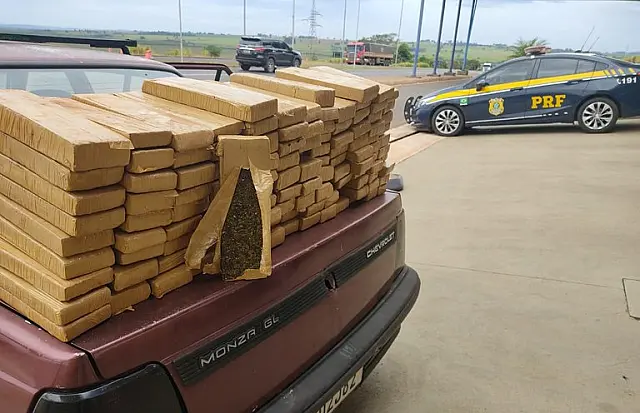 Ao ser abordado pela PRF, motorista abandona veículo com 115 kg de maconha