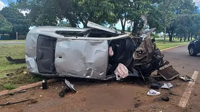 Casal fica em estado grave após carro capotar e bater em duas árvores