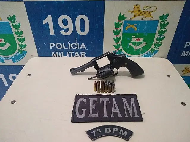 Polícia Militar prende duas pessoas durante abordagens a veículos