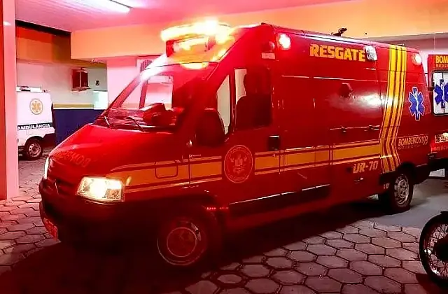 Ciclista é socorrido em estado grave após ser atropelado por carreta