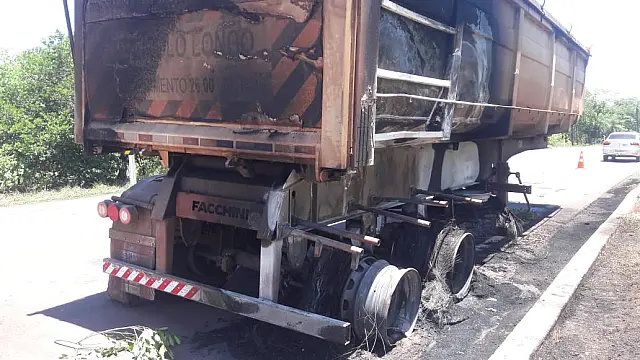 Incêndio em carreta paralisa parcialmente tráfego na BR 262