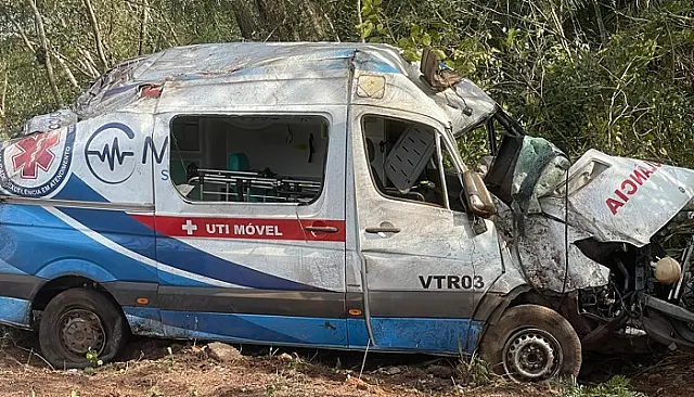 Em Piraputanga, ambulância é arremessada da pista e capota com motorista