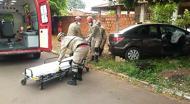 Jovem suspeito de embriaguez bate o carro em muro e deixa casa sem energia
