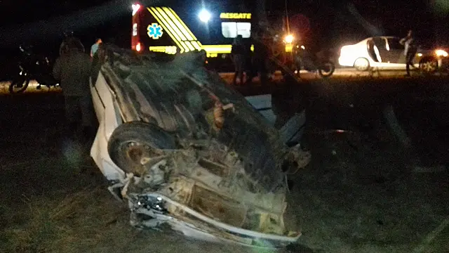 Capotamento de veículo na MS-419 deixa três feridos