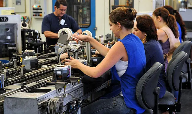 Indústria tem queda na produção e no emprego em abril