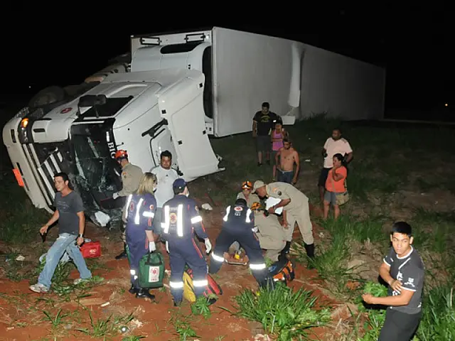 Caminhoneiro tem braço amputado em acidente