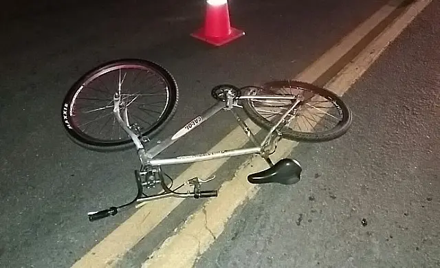 Ciclista de 48 anos não percebe aproximação de moto e acaba atropelada em Aquidauana
