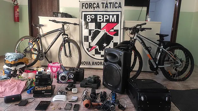 PM prende quatro e recupera objetos furtados