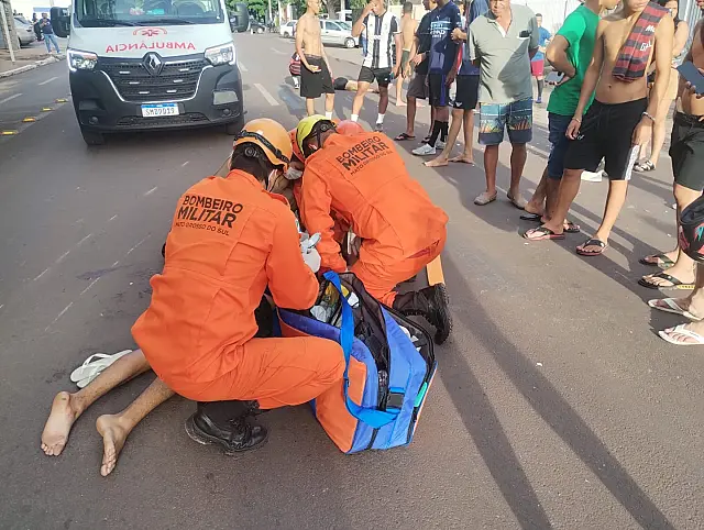 Motociclista cai ao desviar de buraco em Ladário