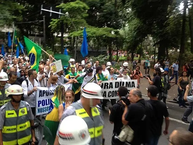 Marcha da Família pede volta de militares ao poder