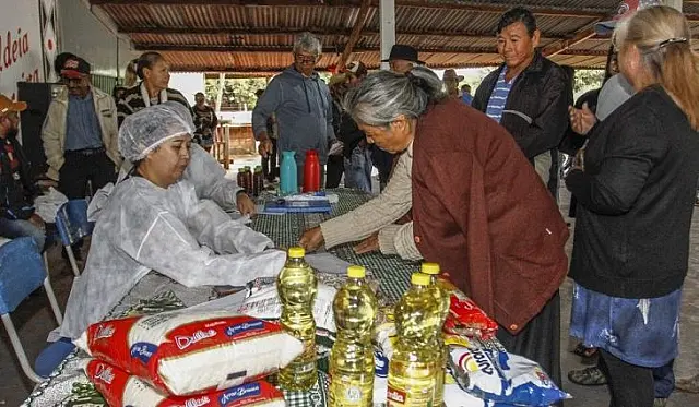 Indígenas de Nioaque recebem centena de cestas alimentares do governo de MS