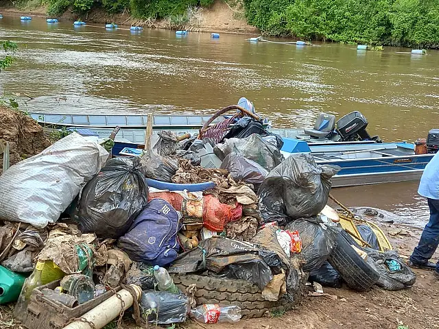 Pneu, máquina de lavar roupa e plástico, voluntários retiram lixo do Rio Aquidauana