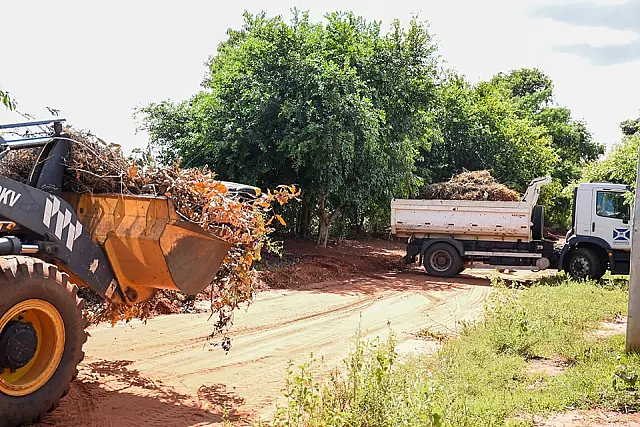 Equipe de limpeza retira toneladas de lixo no bairro São Francisco
