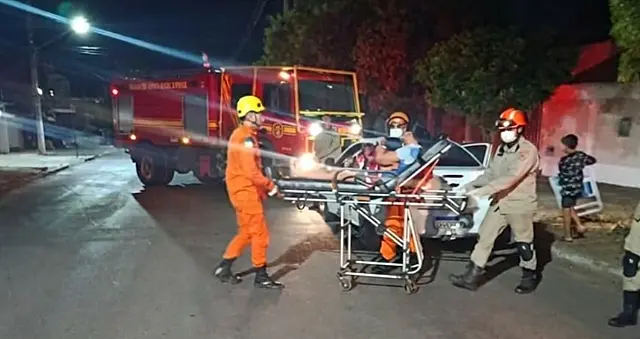 Colisão entre veículos deixa mulher e criança feridas em cruzamento de Corumbá