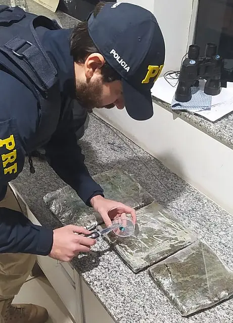 PRF apreende 2,5 Kg de pasta base de cocaína com passageiro de ônibus em Miranda