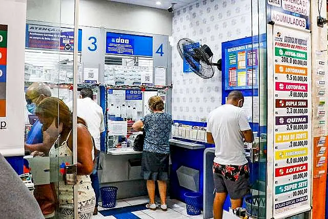 Apostadores podem concorrer ao prêmio acumulado de R$70 milhões da Mega-Sena