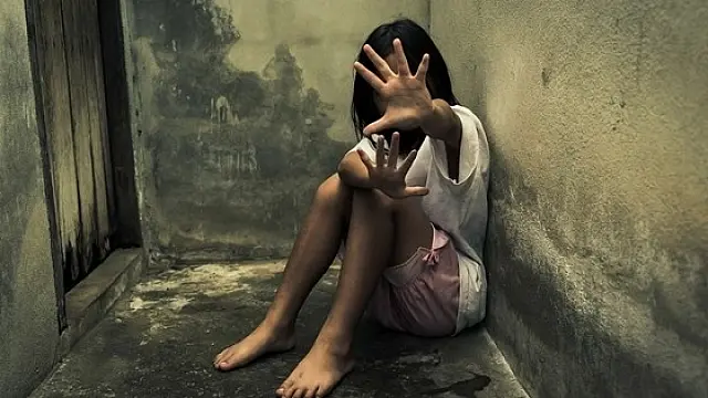 Por conta dos estupros, vítima do professor tentou suicídio: "Ele nos levava ao hospital", diz a mãe