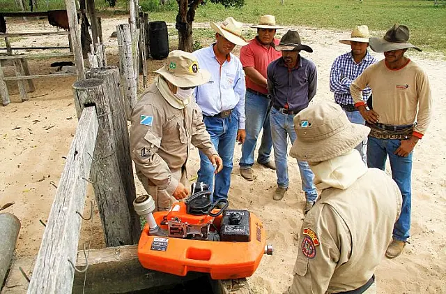 Bombeiros estão treinando peões de fazendas e ribeirinhos para prevenção e combate ao fogo