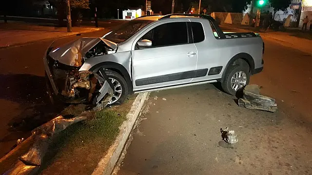 Motorista bate em carro, perde controle e derruba poste de iluminação