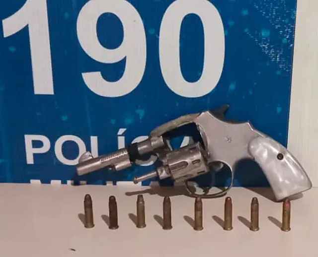 Jovem é preso com revólver após ameaçar a ex-namorada