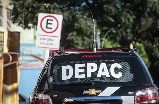 Homem ateia fogo e chamas destroem casa na capital