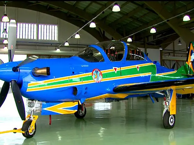 Avião da Esquadrilha da Fumaça cai e mata duas pessoas em Pirassununga