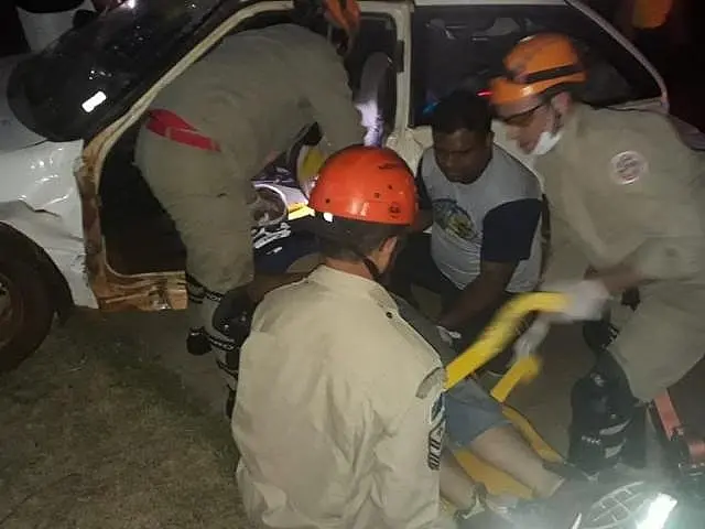 Condutor avança preferencial, colide em motos e 3 pessoas ficam em estado grave