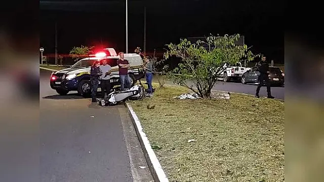 Jovem bate moto em árvore e morre em Campo Grande