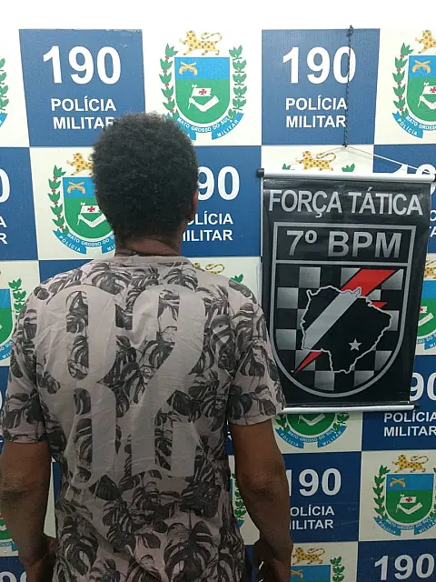 Homem é preso pela PM após esfaquear outros dois no distrito de Piraputanga