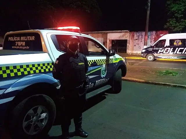 Após denúncia de violência doméstica, PM prende cinco pessoas