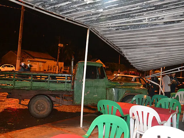 Motorista perde controle de caminhonete e invade pizzaria na Avenida Pantaneta