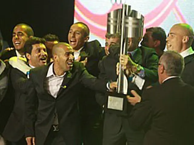 Corinthians ergue o troféu de campeão