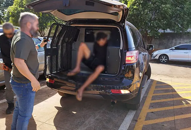 Homem leva tiro no saco escrotal ao tentar assaltar residência
