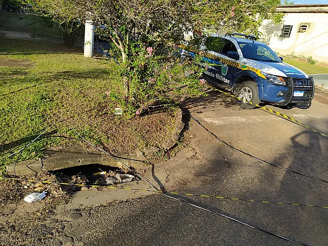 Agora: Caminhão arranca 'padrão' de energia elétrica na XV de agosto