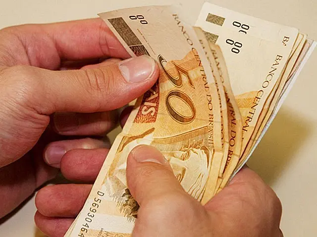 Pelo Twitter, Dilma confirma salário mínimo de R$ 724