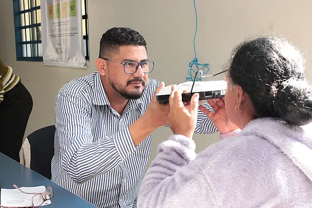 Projeto Olhar Renovado entrega óculos de grau gratuitos a moradores de Anastácio