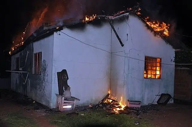 Marido prende mulher e filha dentro de casa e ateia fogo